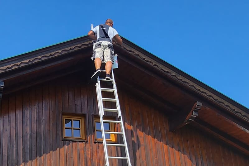Untersicht eines Holzdach streichen
