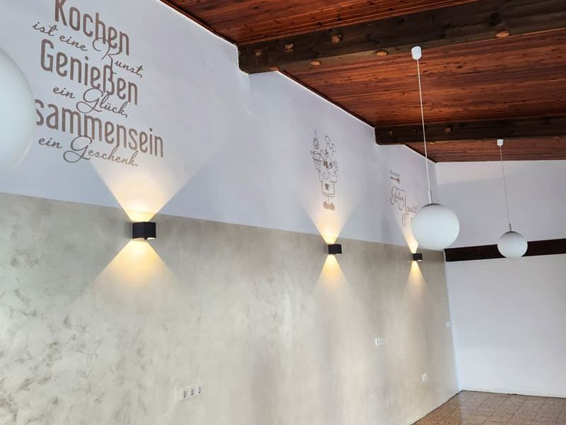 Innenraumgestaltung mit einer zweifärbigen Wand und Sprüche