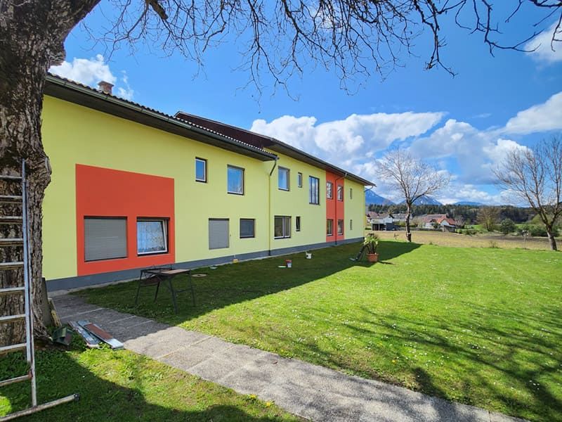 Fassadengestaltung für ein Haus mit Gelb und Orange, gestaltet von der Malerei Achim Sturm